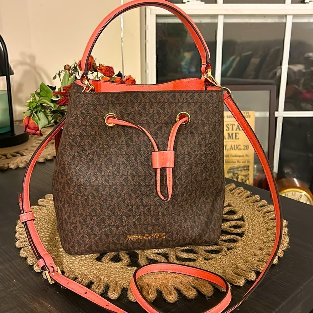 Michael Kors Suri Medium Crossbody, VGUC